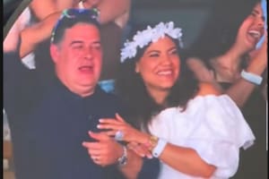 Chris Martin pensó que eran padre e hija y el clip de su pregunta incómoda se volvió viral en redes sociales