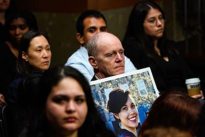 Chris Moore sostiene una foto de su hija Danielle Moore, que murió en el accidente del vuelo 302 de Ethiopian Airlines, durante una audiencia del Subcomité de Investigaciones de Seguridad Nacional y Asuntos Gubernamentales del Senado de Estados Unidos, en Washington, el 17 de abril de 2024. (Drew ANGERER / AFP)
