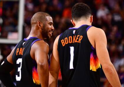 Chris Paul y Devin Booker, las dos figuras con las que Phoenix Suns intentará alzar su primer título de la NBA