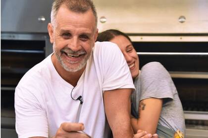 Chris Petersen y Sofía Zelaschi, la pareja detrás de Paraje 8