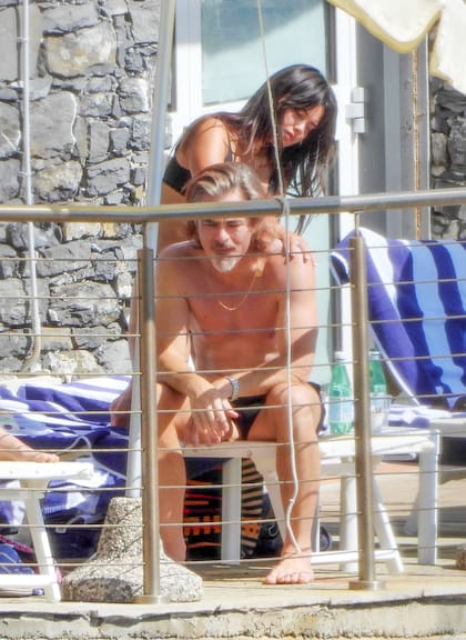 Chris Pine, el protagonista de Star Trek, eligió las playas de Portofino para disfrutar del mar con su joven novia. El actor de 44 años, quien demostró que se mantiene en forma, volvió a apostar por el amor luego de romper en marzo de 2022 con Annabelle Wallis, tras cuatro años de relación. Durante la escapada romántica se pudo ver a la mujer, todavía de identidad desconocida, pasarle protector al afortunado galán por la espalda