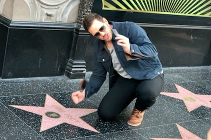Chris Pratt ya es una celebridad indiscutida de Hollywood y, sin embargo, no pierde su capacidad de asombro; acá lo vemos sacándose una selfie con su propia estrella del Paseo de la Fama