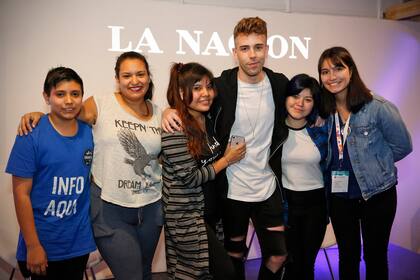 Chris Pueyo con los ganadores del concurso de LA NACION