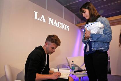 El escritor español firmó ejemplares a sus lectores