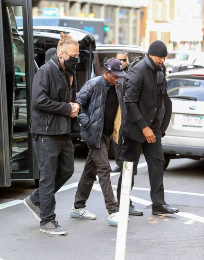 Chris Rock caminado hacia el teatro Wilbur donde brindó uno de los shows de su tour Ego Death