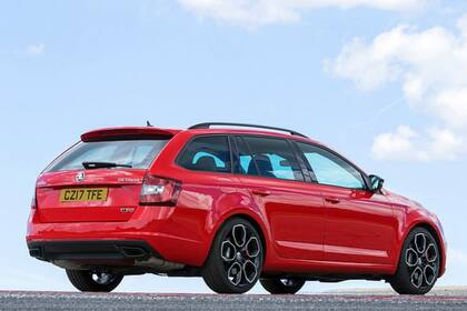 Chris se compró un auto estándar