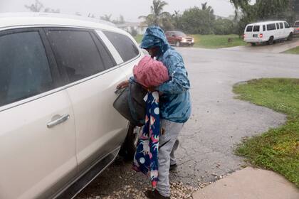 Chris Williams prepara su auto para evacuar su departamento antes de la llegada del huracán Milton el 9 de octubre de 2024 en Fort Myers