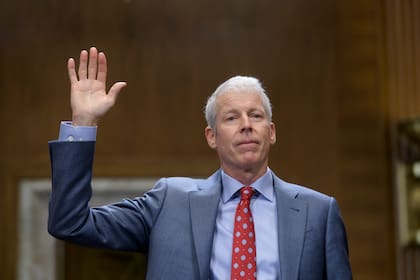 Chris Wright, el nominado de Donald Trump para ser secretario de Energía, presta juramento durante una audiencia del Comité del Senado sobre Energía y Recursos Naturales para su confirmación, en el Capitolio, el 15 de enero de 2025, en Washington.