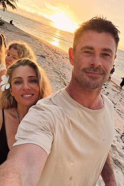 Chris y Elsa posan con un atardecer
de película como telón de fondo