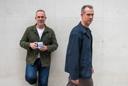 Por qué no deberías obsesionarte con dormir 8 horas y otros 3 consejos de salud de Chris y Xand van Tulleken, los médicos gemelos de la BBC