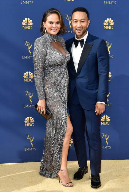 Chrissie Teigen con un vestido de alta costura plateado de Zuhair Murad y John Legend con un esmoquin, azul noche, de Gucci