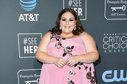 Chrissy Metz, de rosa y con flores bordadas