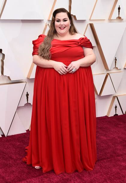 La actriz Chrissy Metz también optó por un vestido colorado