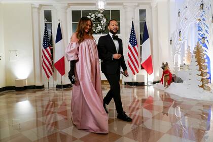 Chrissy Teigen, a la izquierda, y John Legend llegan a la Cena de Estado con el presidente Joe Biden y el presidente francés Emmanuel Macron