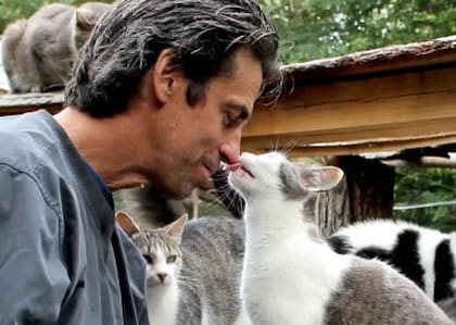 Christhoper Arsenault y su amor por los gatos
