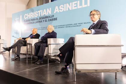Christian Asinelli, en la presentación de su libro, junto a Adolfo Pérez Esquivel y Enrique García.