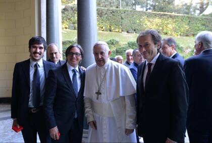 Christian Asinelli y Gustavo Béliz con el papa Francisco, en la reciente gira presidencia donde hubo una visita al Vaticano