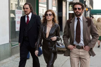 Christian Bale, Amy Adams y Bradley Cooper en Escándalo americano