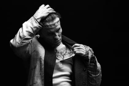 Christian Bale se transforma en Frankenstein con un intenso trabajo de caracterización y prótesis que redefine al monstruo como una figura vulnerable, inteligente y feroz a la vez