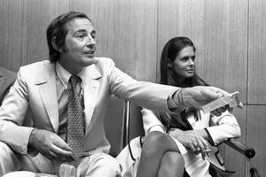 Christian Barnard junto con su esposa, en una conferencia sobre trasplante de corazón, en 1972