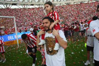 Christian Cellay dando una vuelta olímpica con Estudiantes