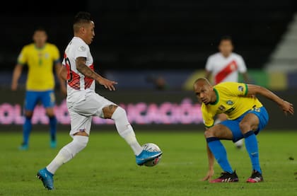 Christian Cueva, de Perú, ante Fabinho; encuentro por la Copa America