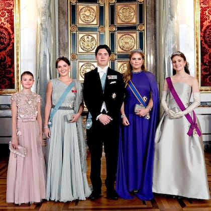 Christian de Dinamarca, en su festejo de cumpleaños, junto a cuatro futuras reinas de Europa: la princesa Estelle de Suecia y la princesa Ingrid Alexandra de Noruega, la princesa Amalia de los Países Bajos y la princesa Elisabeth de Bélgica
