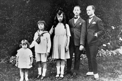 Christian Dior (segundo de la derecha), junto a sus hermanos. Catherine era la menor