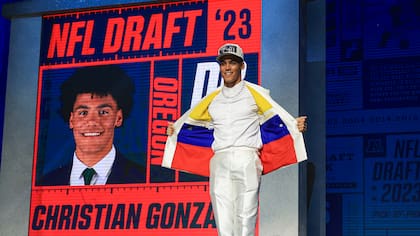 Christian González mostró orgullo por sus raíces latinas y portó un saco con la bandera de Colombia en el Draft 2023 (NFL/Aaron Doster)