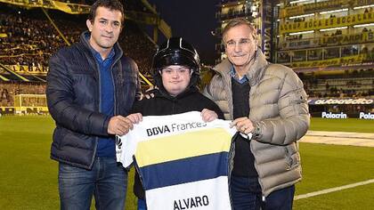 Christian Gribaudo, secretario del club, Alvaro y Royco Ferrari, en la Bombonera