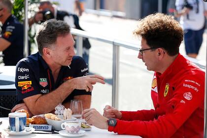 Christian Horner dialoga con Mattia Binotto en el circuito de Austin: el británico, jefe de Red Bull Racing desde 2005, rechazó una negociación al ser contactado por Ferrari para suceder al ingeniero suizo