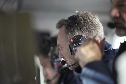 Christian Horner, director del equipo Red Bull de Fórmula Uno, monitorea la carrera del Gran Premio de Fórmula Uno de Las Vegas, el sábado 18 de noviembre de 2023, en Las Vegas