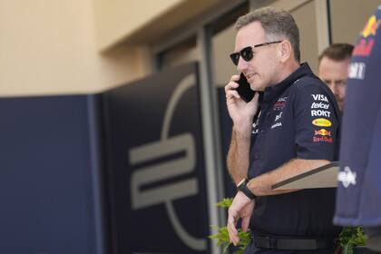 Christian Horner, jefe de equipo de Red Bull, habla por teléfono durante las prácticas previas al GP de Baréin, primera carrera de la temporada 2024 de la Fórmula 1