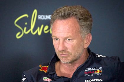 Christian Horner, jefe del equipo de Red Bull durante el paso de Pérez, le admitió que corrían con dos vehículos únicamente por apego a las reglas pero que el foco de la escudería estaba puesto en Verstappen (AP Photo/Darko Bandic)