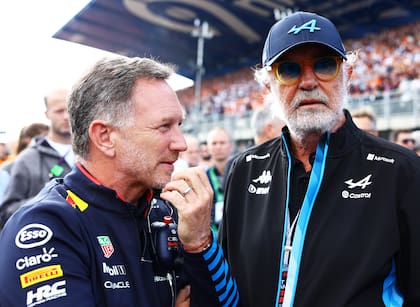 Christian Horner junto con el italiano Flavio Briatore, ejecutivo de Alpine, la escudería en la que corre Franco Colapinto