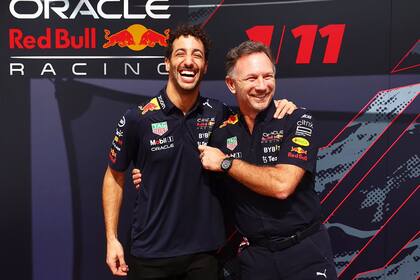 Christian Horner y Daniel Ricciardo, el piloto australiano sería un posible candidato a reemplazar a Checo Pérez