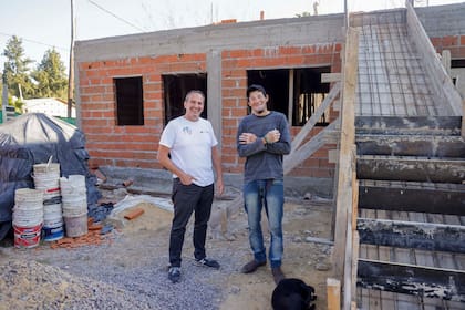 Christian junto a Miguel en el proyecto de viviendas de Villa Astolfi: la primera unidad que terminen será para el albañil de 34 años, que nunca tuvo vivienda propia