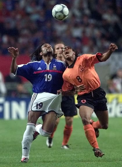 Christian Karembeu jugando para Francia, seleccionado con que ganó el Mundial de 1998 y la Eurocopa del 2000

