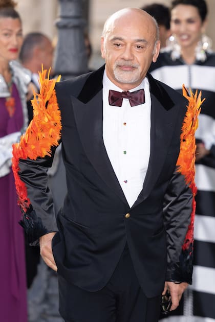Christian Louboutin, el zapatero francés famoso por sus stilettos de lujo, vistió un smoking con alas de plumas.