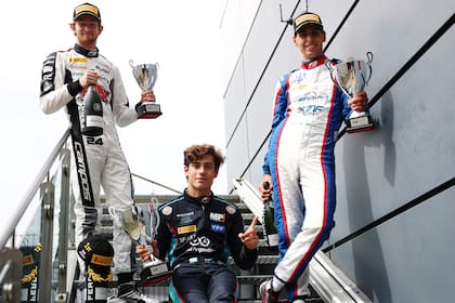 Christian Mansell y Gabriel Bortoleto flanquean a Franco Colapinto, ganador en la Fórmula 3, en Silverstone en la actual temporada