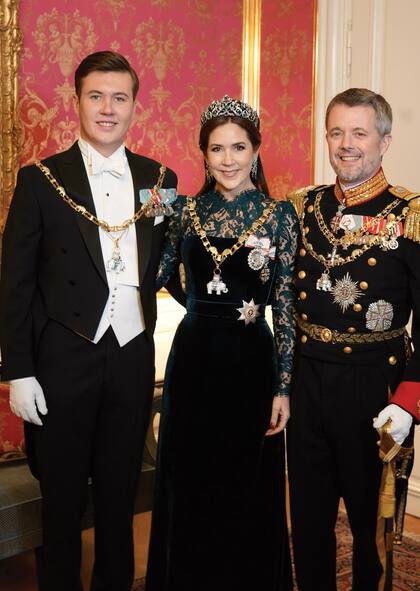 Christian, Mary y Federico. El 1 de enero el Rey desveló el nuevo escudo de armas real, la Reina estrenó el suyo, donde dos estrellas de oro de siete puntas reflejan Australia, su país natal, y el príncipe heredero tiene su corona correspondiente, rodeada por el collar de la Orden del Elefante.