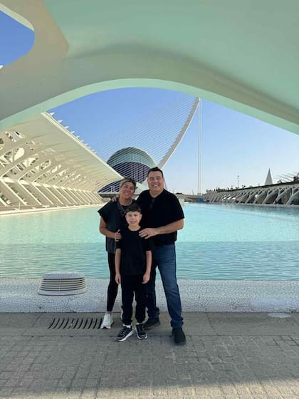 Christian Montero con su familia en la Ciudad de las Artes y las Ciencias