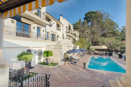 Christian Nodal y la piscina que podría disfrutar junto a Cazzu en su nueva casa