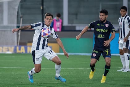 Christian Oliva se lleva la pelota; lo observa Luna Diale, autor del primer gol santafesino
