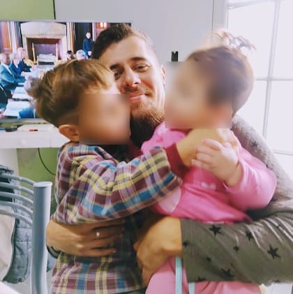 Christian, padre de Lucio, junto a sus hijos en brazos