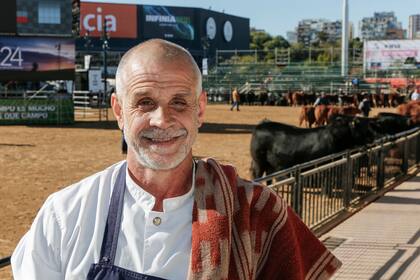 Christian Petersen en la pista central del predio, durante el ingreso de los primeros animales