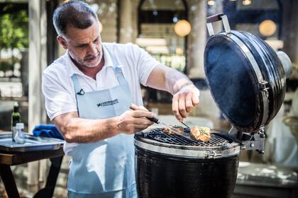 Christian Petersen encontró en el kamado un aliado perfecto para sus recetas.