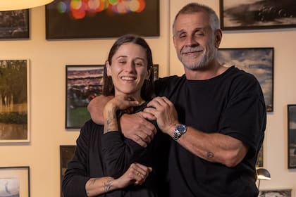 Christian Petersen está acompañado por su esposa Sofía