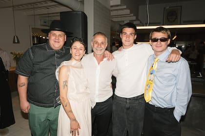 Christian Petersen y Sofía Zelaschi junto a los hijos del chef