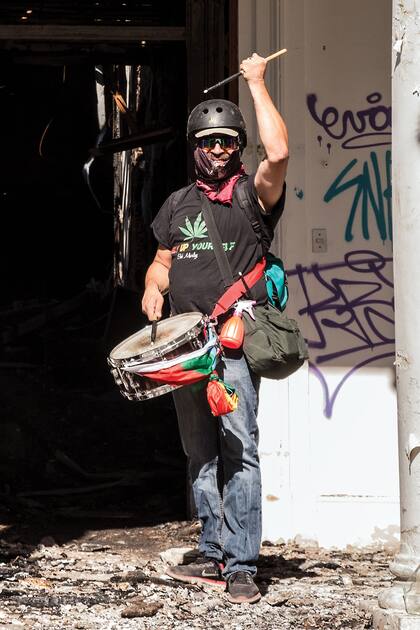 Christian Ponce Huenul (46) se ubica todos los días con su redoblante en la primera línea de las protestas